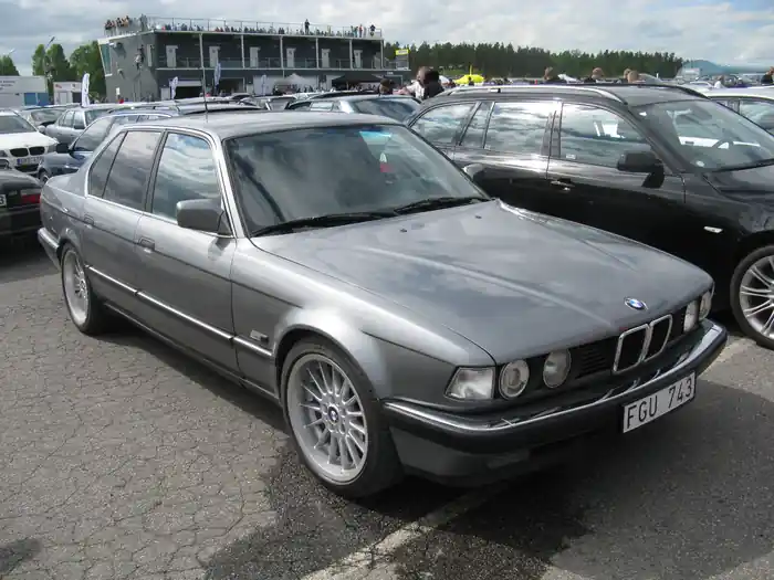 BMW E32 – narrow kidney grilles on six-cylinder models