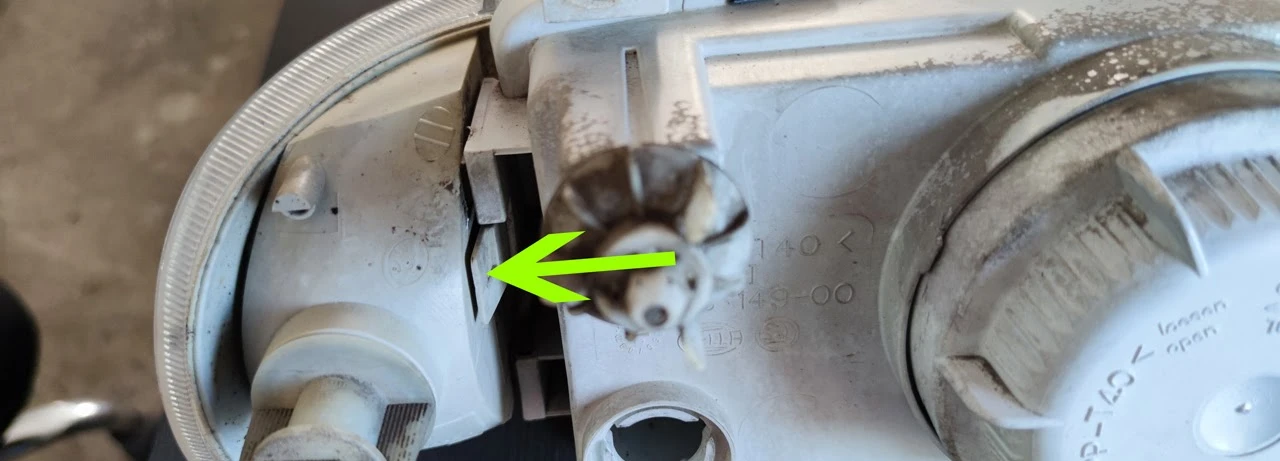 Removing the indicator from the headlight